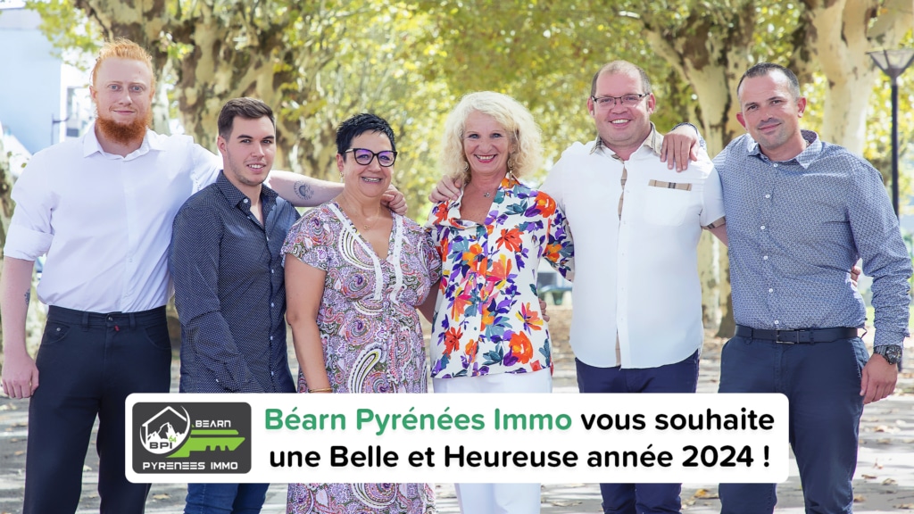 Photo des équipes de Béarn Pyrénées Immo souhaitant les voeux de la nouvelle année 2024